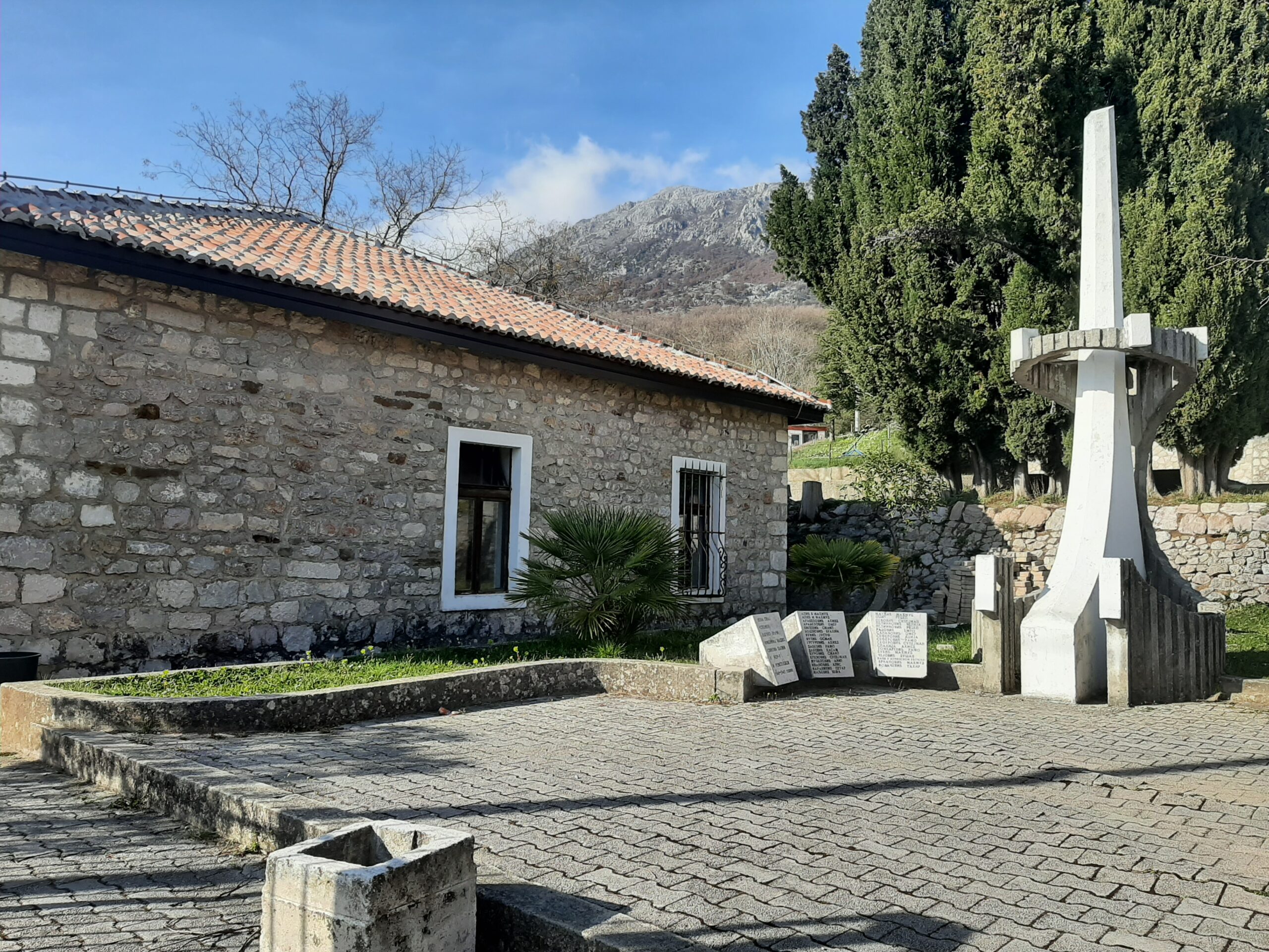 Sjutra u 10.30 h polaganje cvijeća na spomenik u Pečuricama