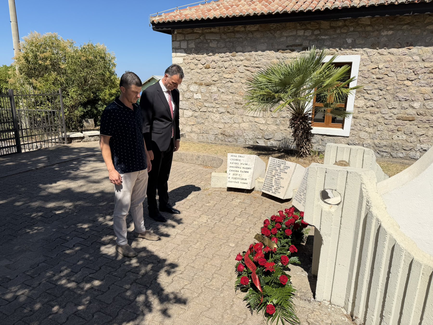 Položeni vijenci na spomenik palim borcima u Pečuricama